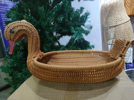 سلة البجعة المزخرفة بالرّاتان