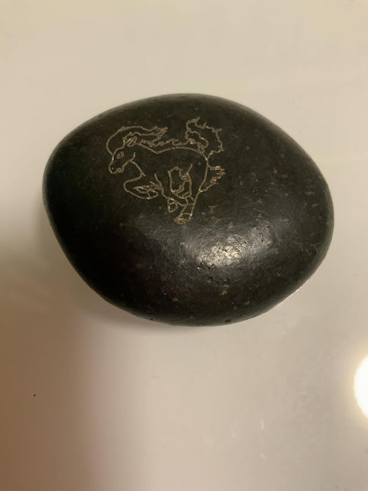 حجر الفن الأسود المنقوش